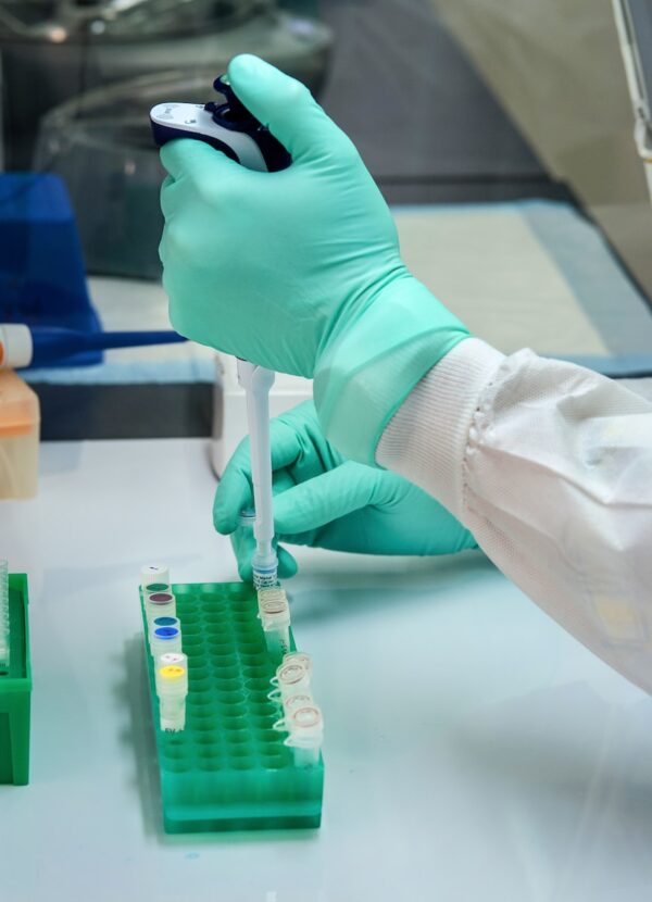un laborantin analyse un échantillon lors d'un test ADN